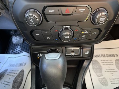 Used 2018 Jeep Renegade Latitude w/ Cold Weather Group image 20