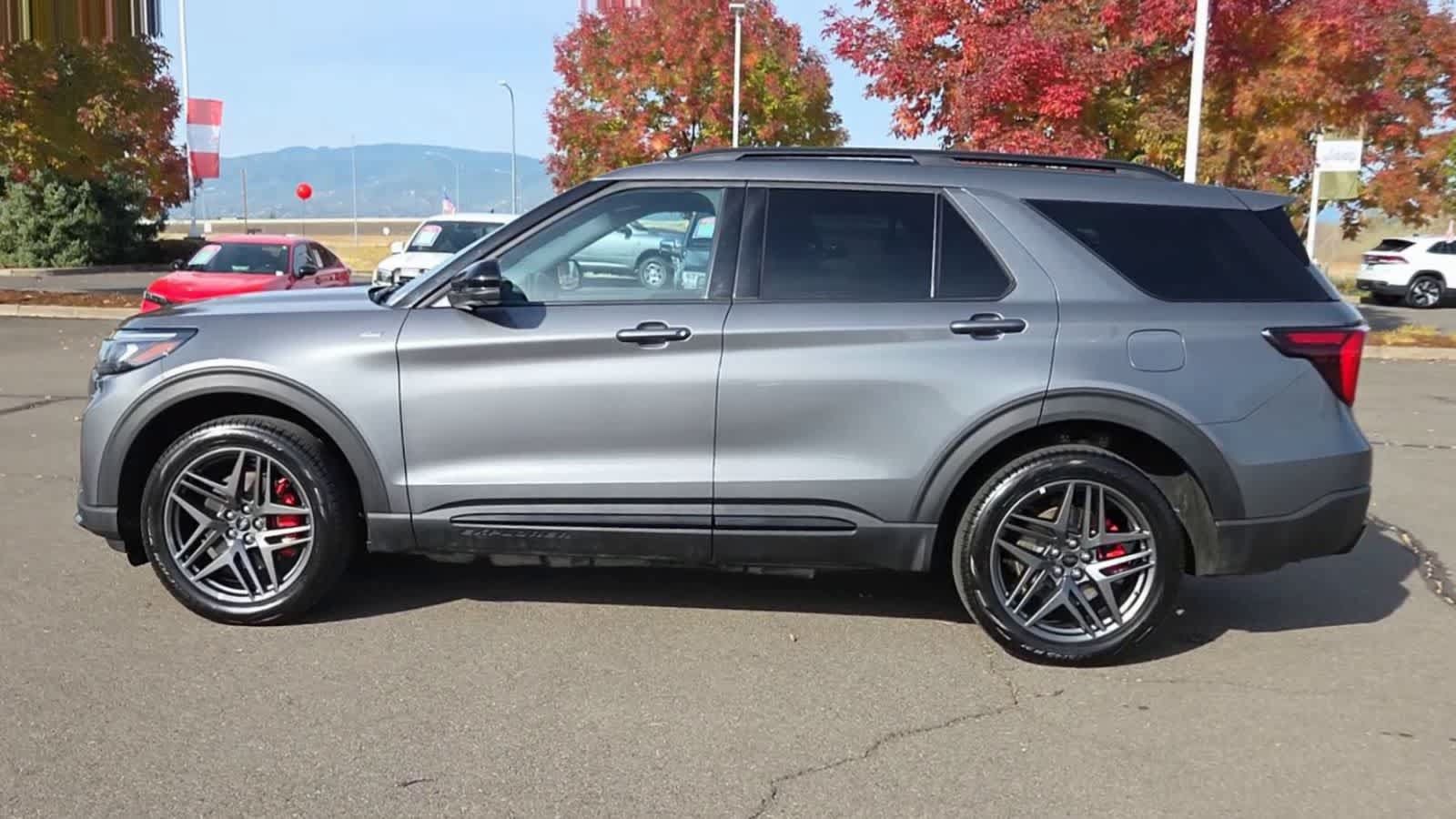 Used 2025 Ford Explorer ST-Line w/ ST-Line Street Pack AWD/4WD image 5