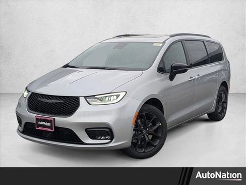 New 2026 Chrysler Pacifica Limited image 1