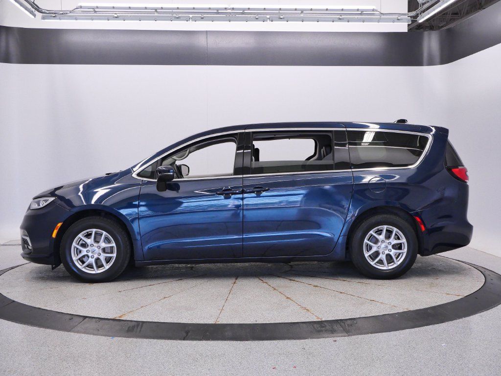 Certified 2023 Chrysler Pacifica Touring-L FWD image 2