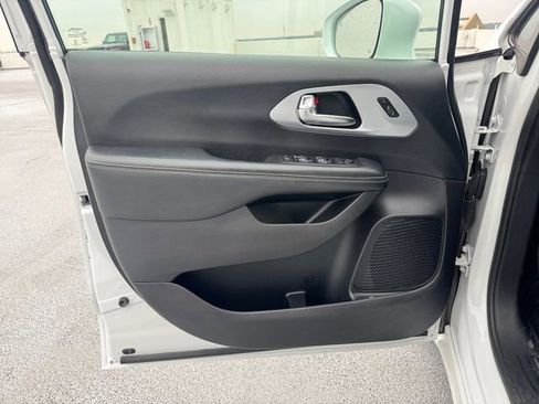 Used 2020 Chrysler Pacifica Touring-L Plus image 4