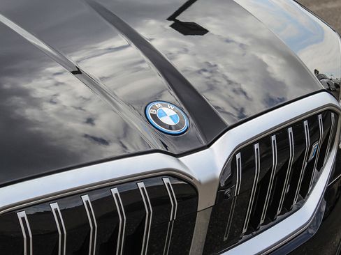 Used 2025 BMW i5 eDrive40i w/ M Sport Package image 9