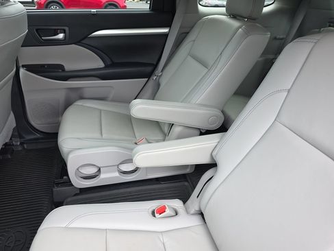 Used 2019 Toyota Highlander XLE FWD image 18