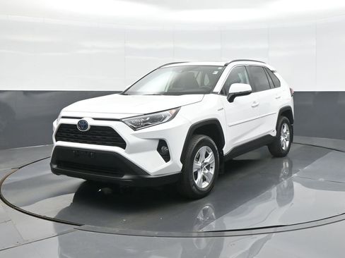 Used 2020 Toyota RAV4 XLE w/ Convenience Package AWD/4WD image 3
