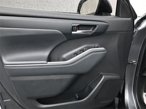 Used 2022 Toyota Highlander XLE image 9