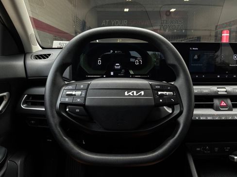 Used 2025 Kia K4 FWD image 35