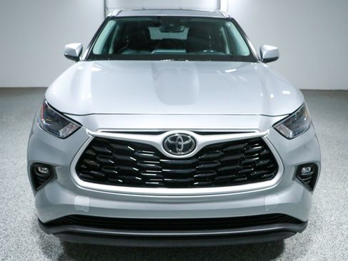 Used 2023 Toyota Highlander XLE FWD image 4