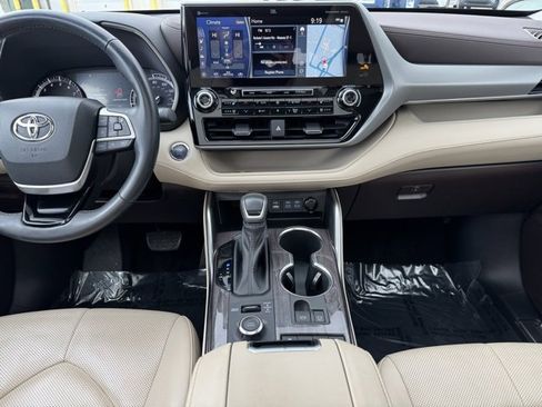 Certified 2022 Toyota Highlander Platinum image 2