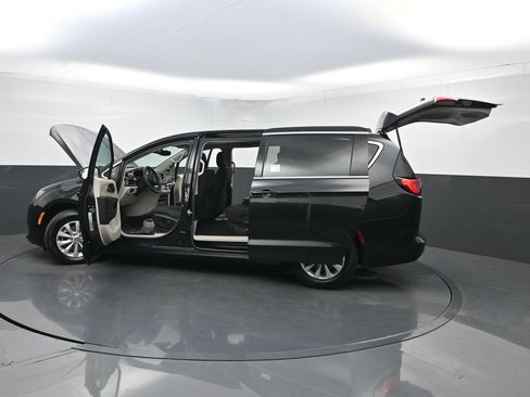 Used 2017 Chrysler Pacifica Touring w/ Tire & Wheel Group FWD image 34
