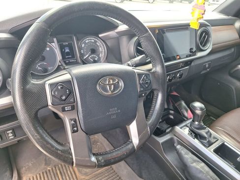 Used 2016 Toyota Tacoma Limited w/ Towing Package image 6