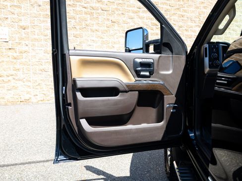 Used 2017 GMC Sierra 2500 Denali w/ Duramax Plus Package AWD/4WD image 21