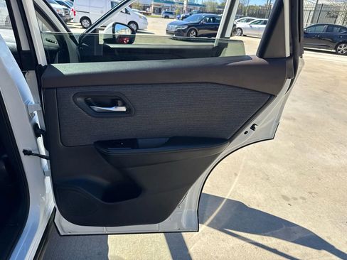 Used 2023 Nissan Rogue SV image 32