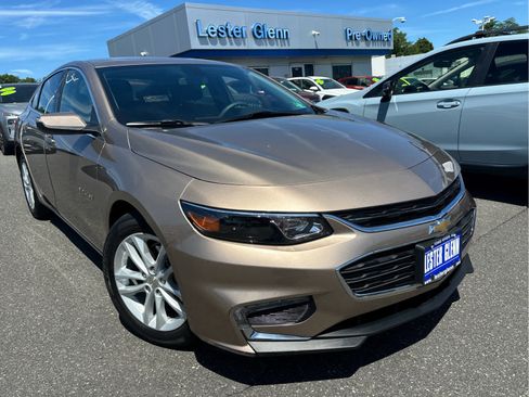 Used 2018 Chevrolet Malibu LT FWD image 2