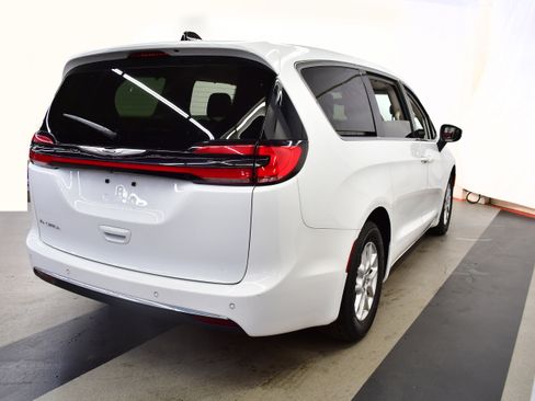 Used 2023 Chrysler Pacifica Touring-L FWD image 7