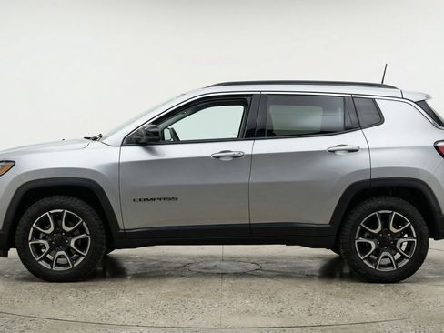 Used 2025 Jeep Compass Trailhawk image 5
