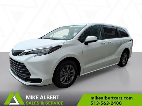 Used 2024 Toyota Sienna LE image 3