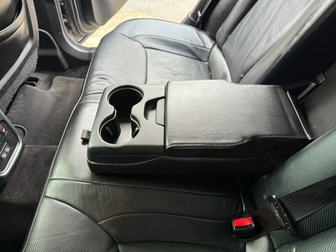 Used 2017 Chrysler 300 C image 16