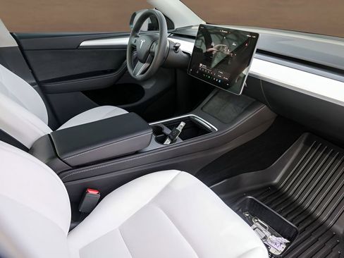 Used 2025 Tesla Model Y Long Range image 26