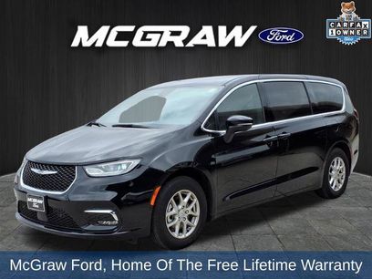 Used 2025 Chrysler Pacifica Select