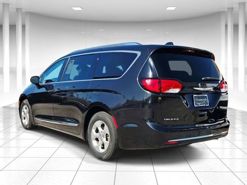 Used 2017 Chrysler Pacifica Touring-L Plus image 5