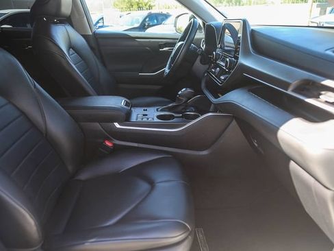 Used 2024 Toyota Highlander XLE FWD image 17