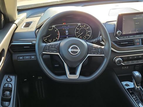 Used 2024 Nissan Altima 2.5 SV FWD image 11