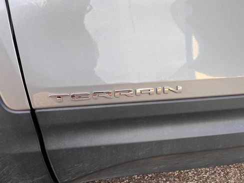 Used 2024 GMC Terrain SLE image 10