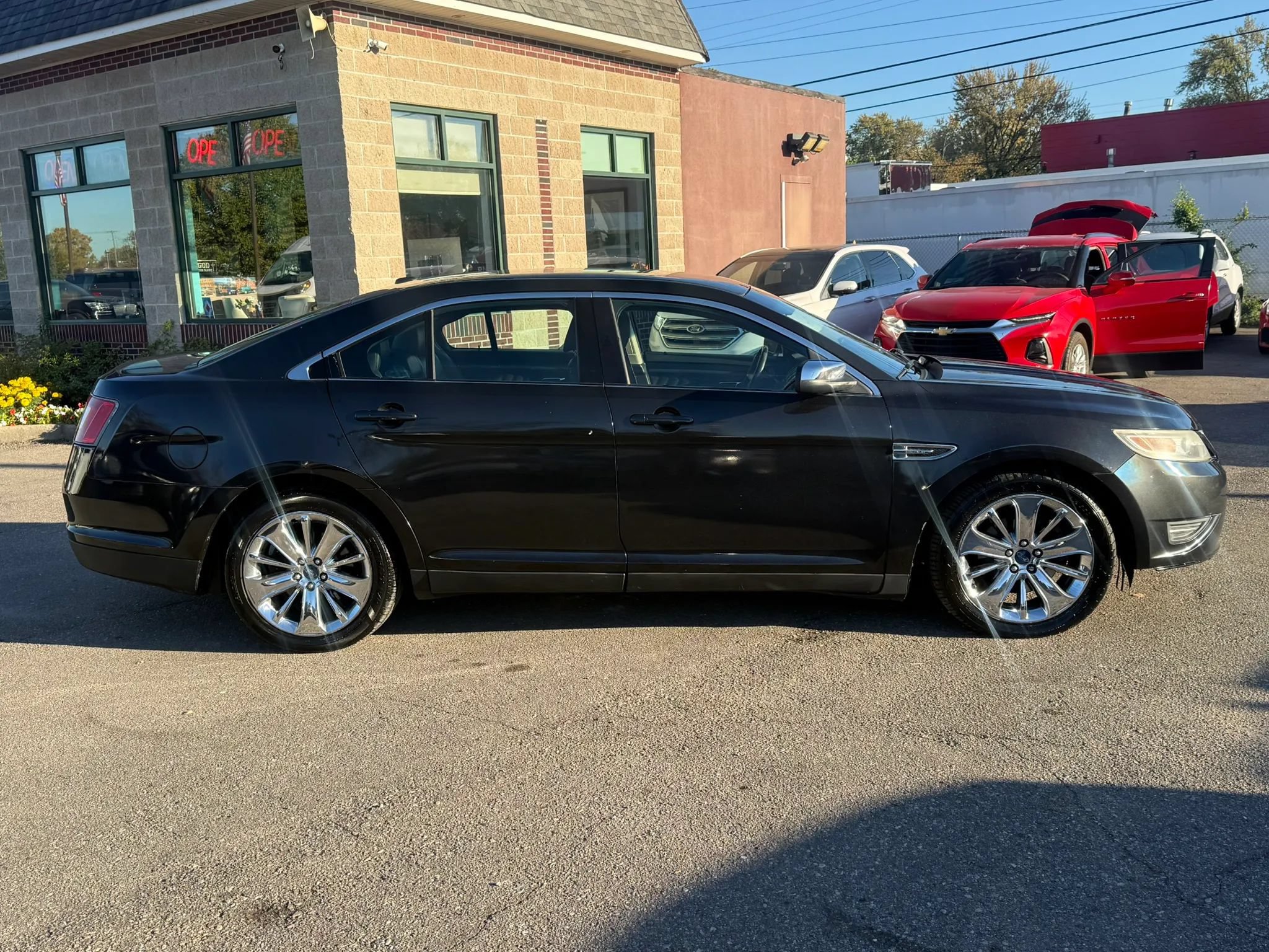 Used 2010 Ford Taurus Limited FWD image 4