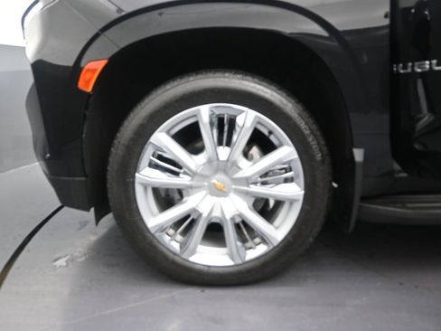 Used 2024 Chevrolet Suburban High Country AWD/4WD image 13