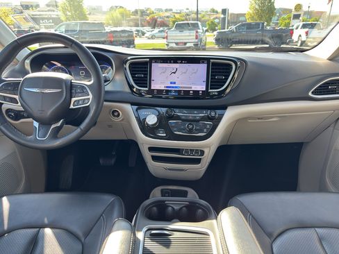 Used 2024 Chrysler Pacifica Touring-L FWD image 10
