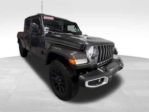 Used 2023 Jeep Gladiator Sport image 3