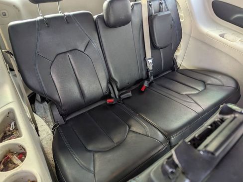 Used 2021 Chrysler Pacifica Touring-L image 32