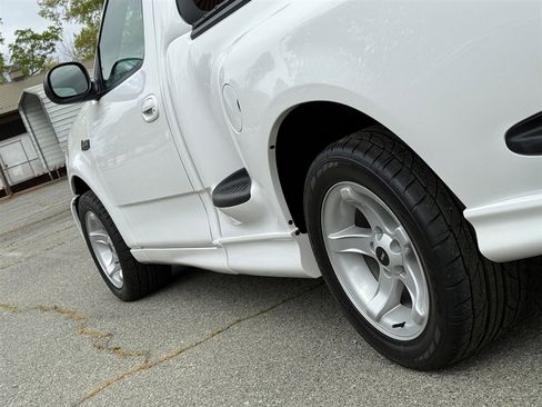 Used 1999 Ford F150 Lightning image 21