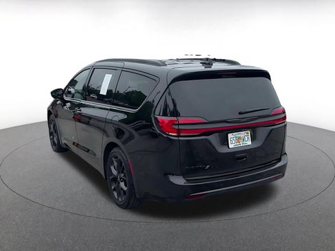 Used 2025 Chrysler Pacifica Limited FWD image 9