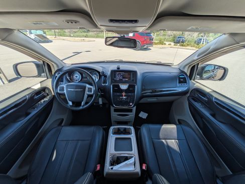 Used 2016 Chrysler Town & Country Touring FWD image 31