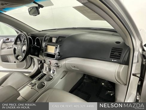 Used 2013 Toyota Highlander SE FWD image 30