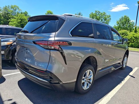 Used 2026 Toyota Sienna Limited FWD image 4