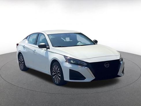 Used 2025 Nissan Altima 2.5 SV FWD image 3