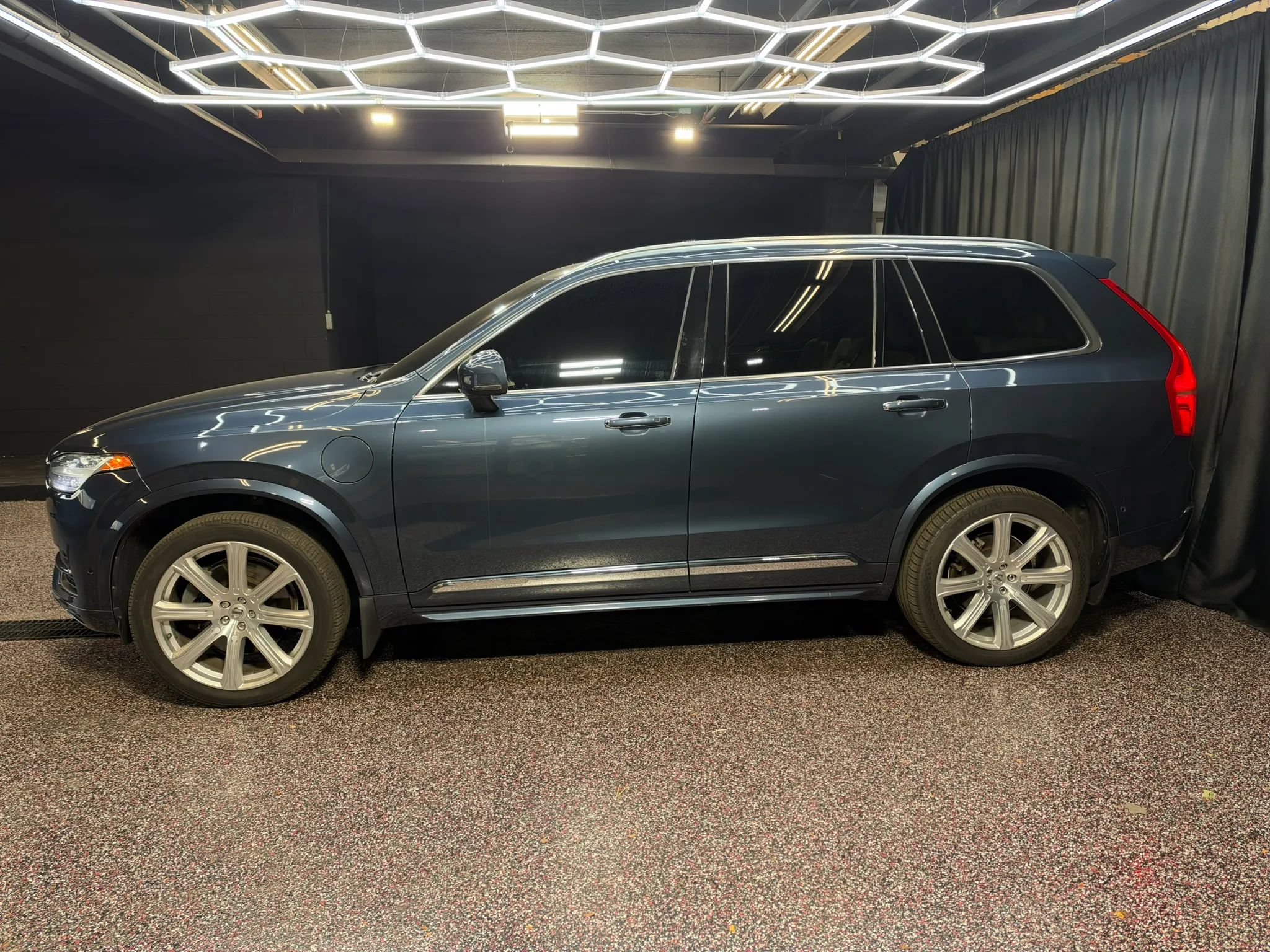 Used 2018 Volvo XC90 T8 Inscription w/ Convenience Package AWD/4WD image 4
