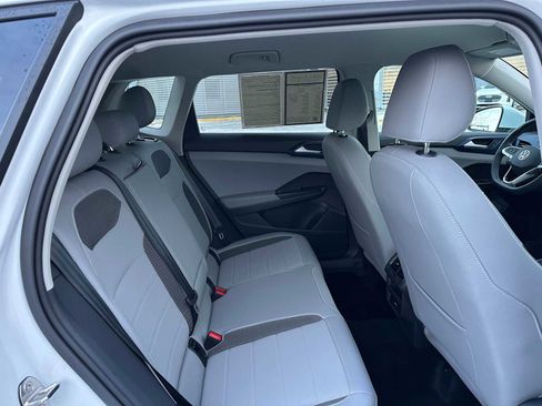 Used 2024 Volkswagen Taos SE image 12