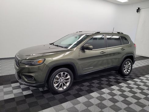 Used 2020 Jeep Cherokee Latitude Plus w/ Mopar Interior Package FWD image 2