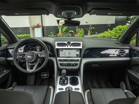 Used 2022 Bentley Bentayga AWD/4WD image 4