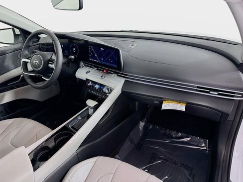 Certified 2025 Hyundai Elantra Limited image 29