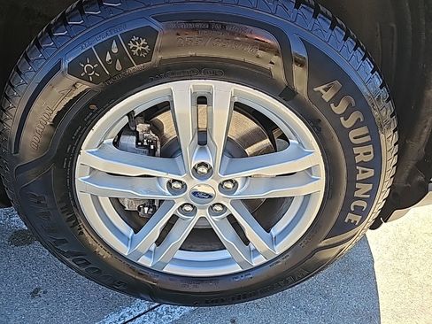 Used 2020 Ford Explorer XLT w/ Comfort Package image 4