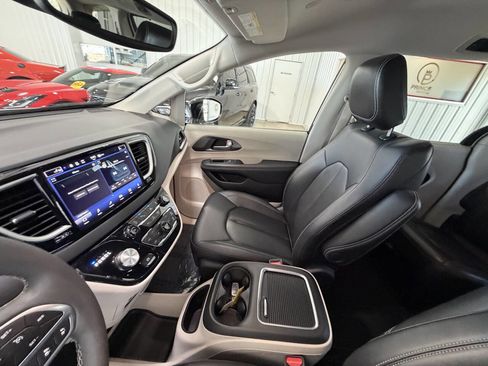 Used 2024 Chrysler Pacifica Touring-L FWD image 25