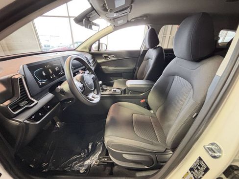 Used 2025 Kia Sportage LX FWD image 31