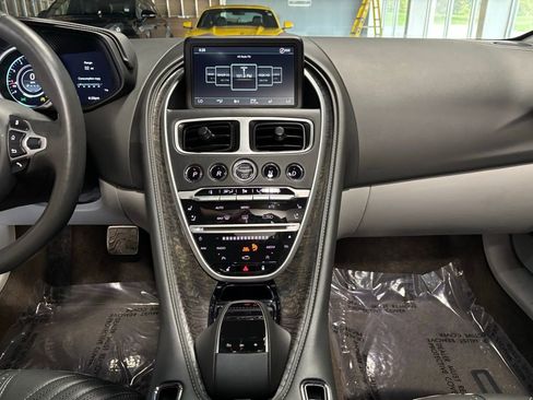 Used 2019 Aston Martin DB11 Volante RWD image 17