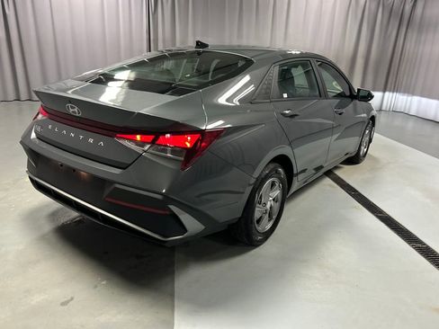 Used 2025 Hyundai Elantra SE image 7