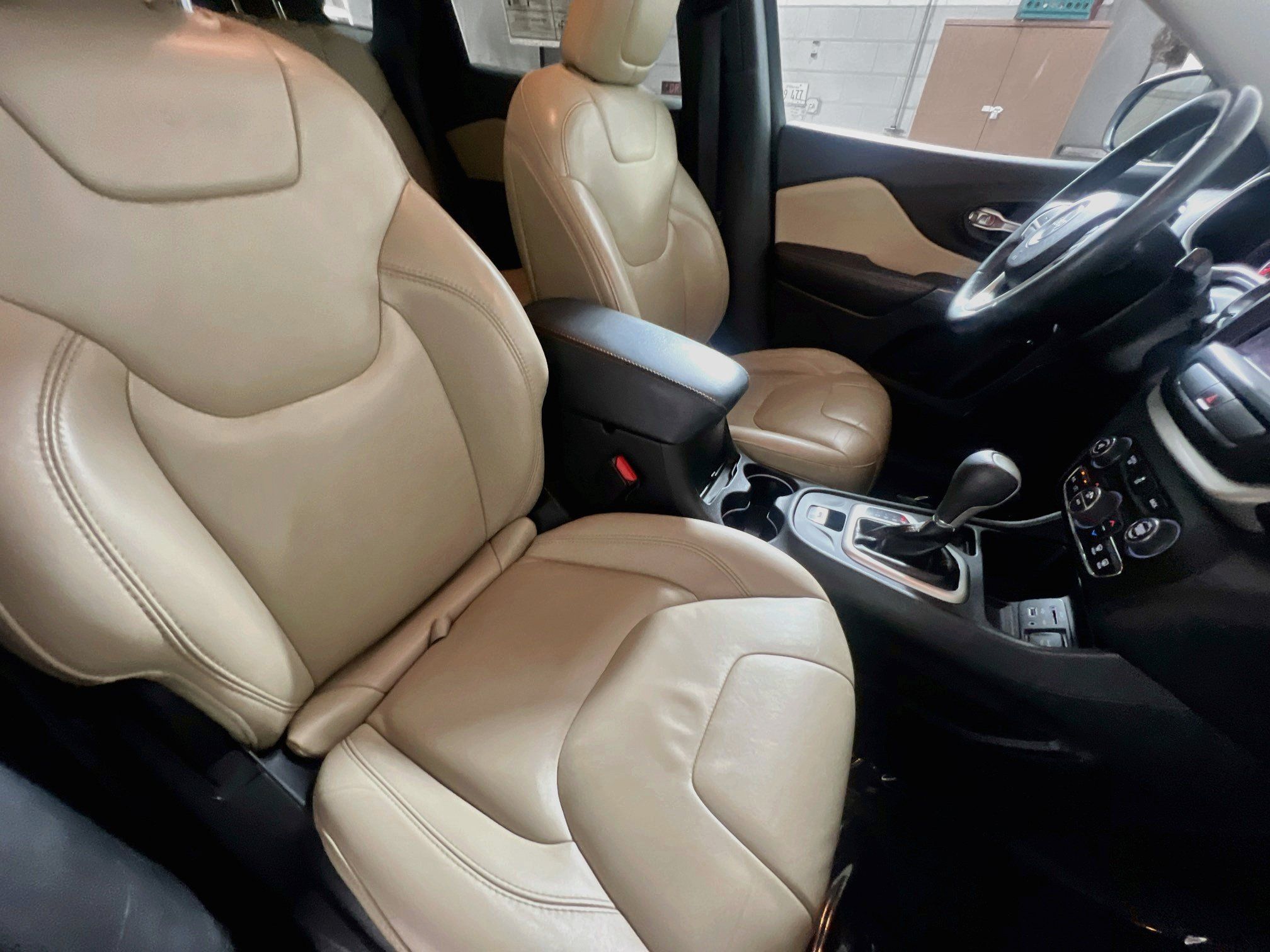 Used 2016 Jeep Cherokee Limited FWD image 31