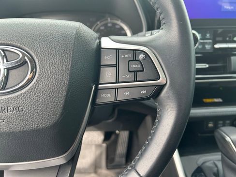 Used 2023 Toyota Highlander XLE AWD/4WD image 15